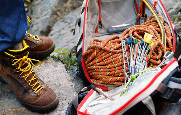Dağ tırmanışı için ekipman. Carabiner, ATC-Guide, kırsalda koşum takımı aktivitesi. Tehlikeli sporlar. Murcia, İspanya 'da güvenlik ekipmanıyla dağa tırmanmak veya tırmanmak