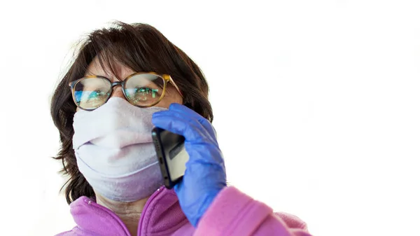Mulher Com Máscara Protetora Luvas Protetoras Falar Telefone Enquanto Coronavírus — Fotografia de Stock