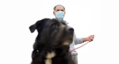 İspanya 19 Nisan 2020 'de İspanya, Murcia' da koronavirüs hastalığının yayılmasını yavaşlatmak için köpeği ile birlikte dışarı çıkan bir adam..