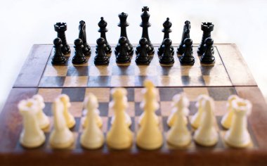 Satranç tahtası kuruldu ve oyuna hazır. Alan derinliğini daralt.