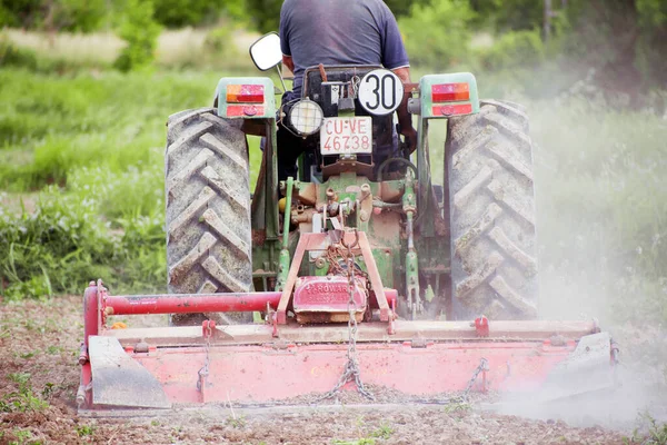 Мурсія, Іспанія, 8 травня 2020 року: фермери верхи на тракторах або орати землю. Підготовка до вирощування сільськогосподарської продукції. Традиційне сільське господарство в Іспанії — стокове фото