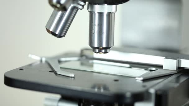 Крупный план микроскопа в лабораторной среде — стоковое видео