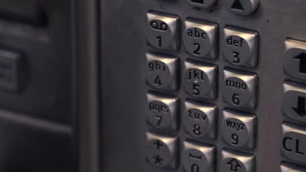 Ringa 911 om en offentlig telefonautomat — Stockvideo