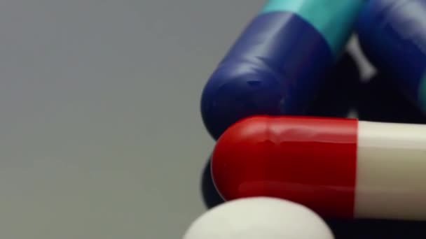 Macro gros plan des médicaments médicaux tournant sur la platine tournante 