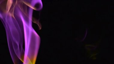 Mor, sarı, siyah bir arka plan karşı yükselen duman