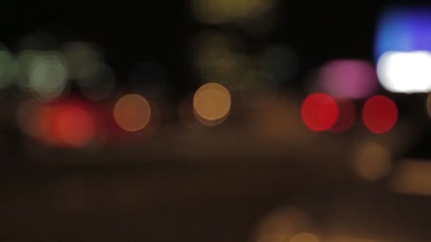 Абстрактный вид на лондонскую улицу ночью — стоковое видео