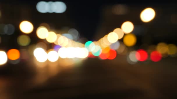 Расплывчатое движение ночью в центре города — стоковое видео