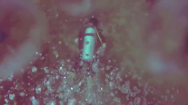 bulles d'un plongeur se levant int o la caméra 