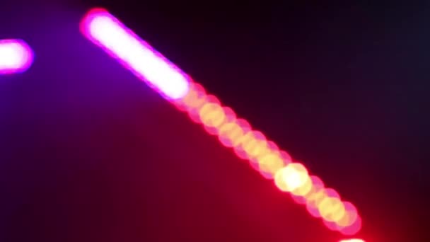 Lumières dans un club avec les mains entrant 