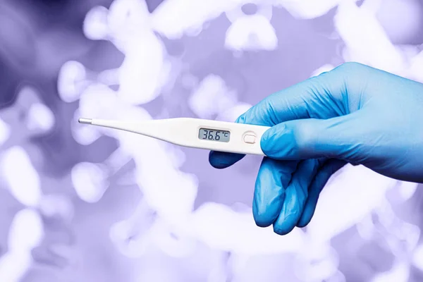 Medische Medewerker Handschoenen Met Een Elektronische Thermometer Zijn Hand Tegen — Stockfoto