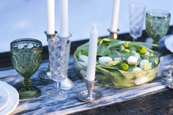 Masadaki çiçek aranjmanı