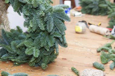 Çiçekçi bir Noel çelenk yapar