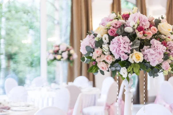 結婚式の日にホールの美しい花 — ストック写真