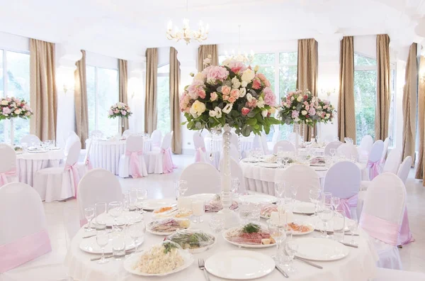 Schöne Blumen Einem Restaurant Einem Hochzeitstag — Stockfoto