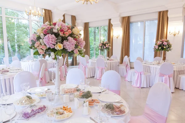 Bellissimi Fiori Nella Sala Giorno Del Matrimonio Immagine Stock