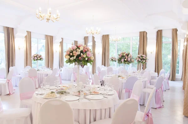 Egy Étterem Egy Esküvő Napján Gyönyörű Virágok Jogdíjmentes Stock Fotók