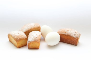 Bisküvi, yumurta, pudra şekeri beyaz bir arka plan üzerinde izole