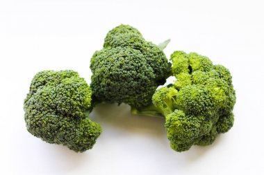 Beyaz arkaplanda brokoli