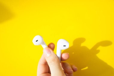 Beyaz kablosuz kulaklıklar. Kopya alanı ile Gadget ve teknoloji kavramı.