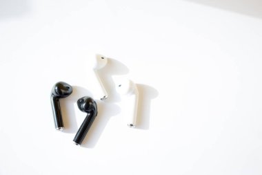 Siyah beyaz kablosuz kulaklıklar. Kopya alanı ile Gadget ve teknoloji kavramı.