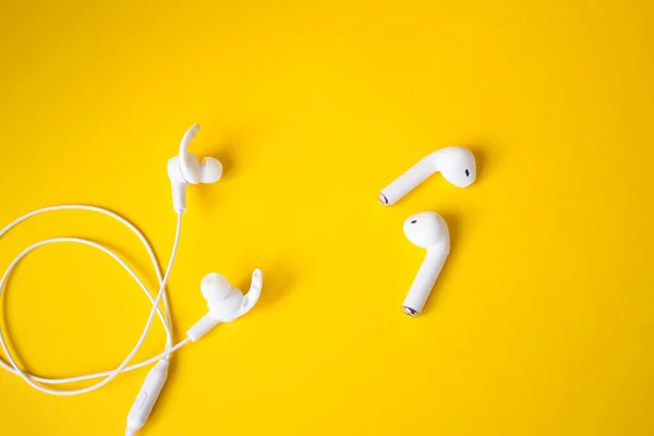 Vita hörlurar för att prata och lyssna på musik. Gadget och teknik koncept med kopieringsutrymme. — Stockfoto
