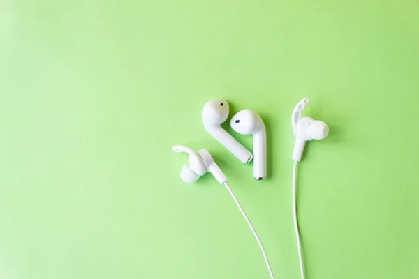 Écouteurs blancs pour parler et écouter de la musique. Gadget et concept de technologie avec espace de copie . — Photo