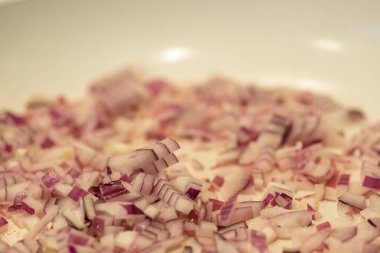 Tavada doğranmış kırmızı soğan