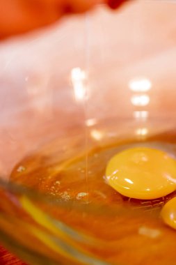 Tabakta çiğ yumurta.