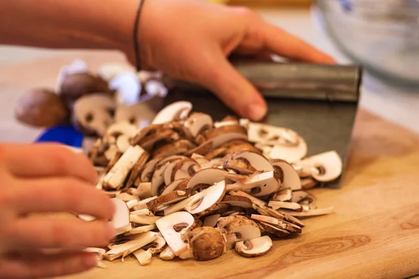 Scooping doğranmış mantar