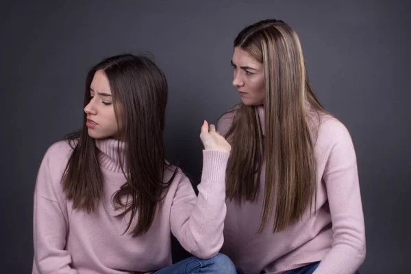 Adolescente Ragazze Discussione Isolato — Foto Stock