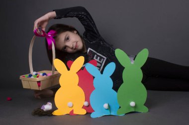 Kız geleneksel Paskalya tavşanları