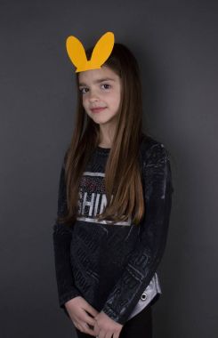 easter bunny kulaklar ile kız