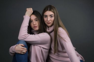 poz şık genç arkadaşlar