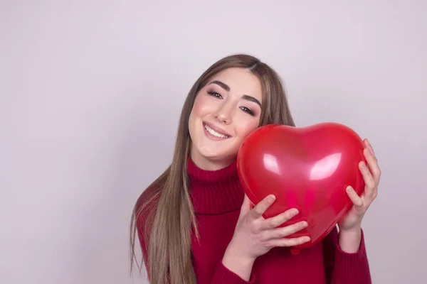 Jovem Feliz Menina Bonita Com Balão Coração — Fotografia de Stock