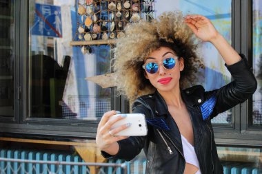 çekici şık güzel kızı al selfie