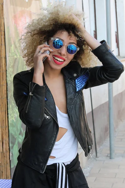 Lycka Curly Flicka Talar Mobiltelefon — Stockfoto