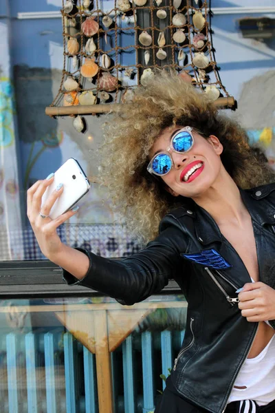 Bela Jovem Afro Menina Selfie — Fotografia de Stock