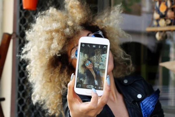 巻き毛の美しい少女 Selfie — ストック写真
