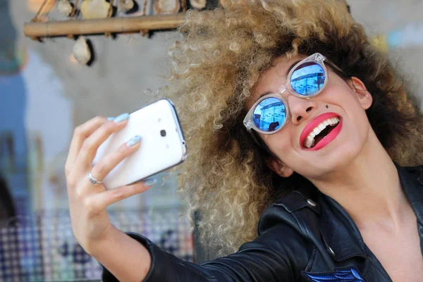 Feliz Jovem Atraente Encaracolado Menina Telefone Selfie — Fotografia de Stock