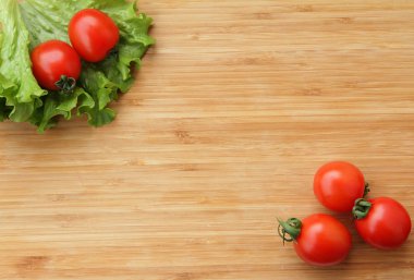 Domates / ahşap arka plan kiraz domates