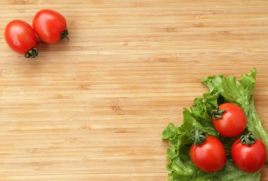 Domates / ahşap arka plan kiraz domates