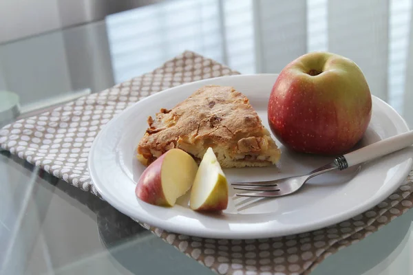 Apfelkuchen Und Äpfel Auf Weißem Teller Stockbild