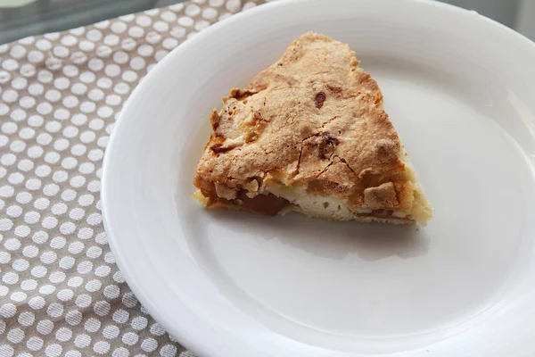 Apfelkuchen Und Äpfel Auf Weißem Teller Stockbild