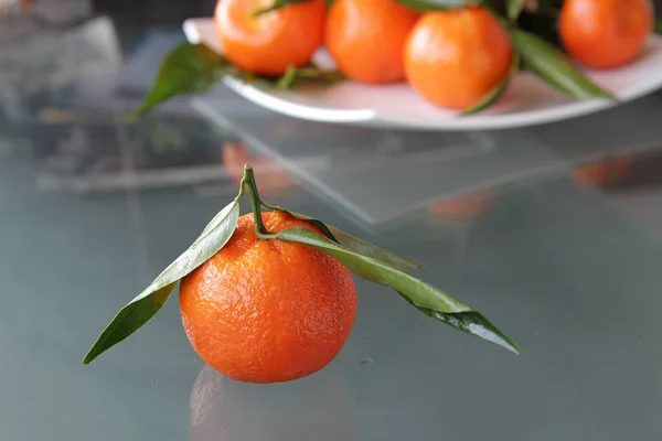 Mandarinen Mandarinen Mandarinen Auf Weißem Teller lizenzfreie Stockbilder