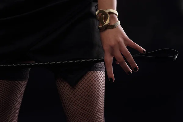 Kadın deri sopa ile