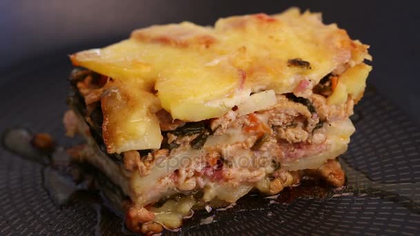 O bucată de lasagne este încălzită — Videoclip de stoc