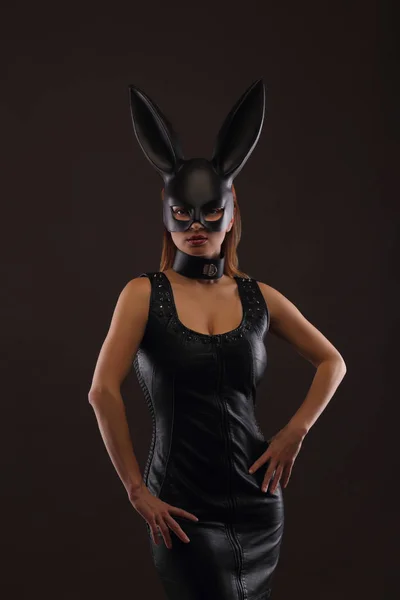 Siyah elbiseli seksi genç bayan