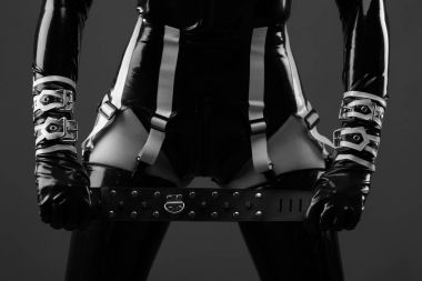 Tasma tutan baskın kadın