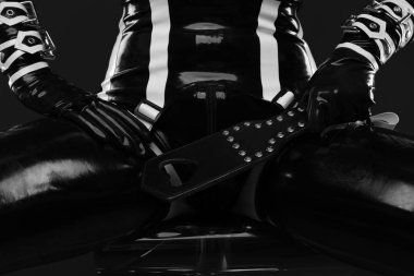 Bir şaplak tokat tutan baskın kadın