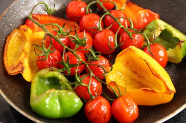 Domates ve kırmızı biber hazırlamak